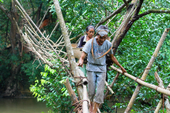 MELINTASI JEMBATAN KAYU (DIANA SRIMILANA SARAGIH)