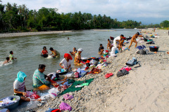 MENCUCI DI SUNGAI (DIANA SRIMILANA SARAGIH)