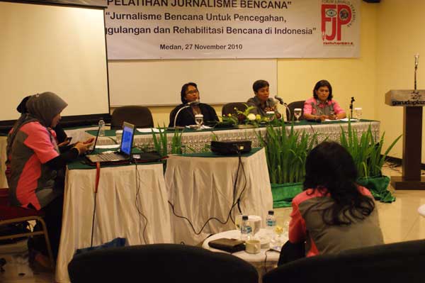 010-workshop-jurnalisme-bencana,-pembicara-desi-fitriani-(metro-tv)-dan-ahmad-arif-(kompas),-nov-2010